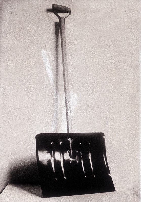 Марсель Дюшан. В предвидении сломанной руки, 1915, оригинал утрачен, реплика 1946. Реди-мейд: лопата для снега, дерево и