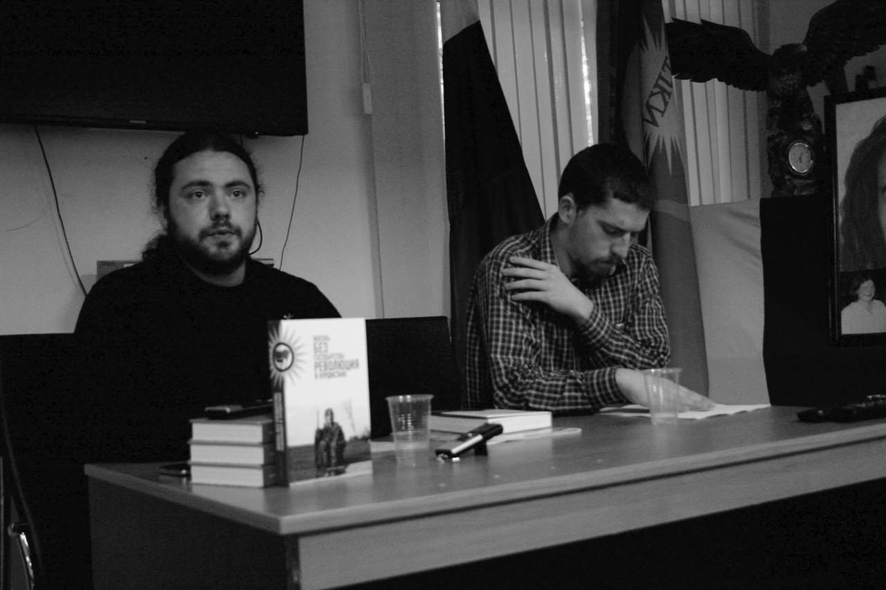 Дмитрий Петров (слева), сотрудник Института Африки РАН и один из составителей сборника, на презентации книги в Москве