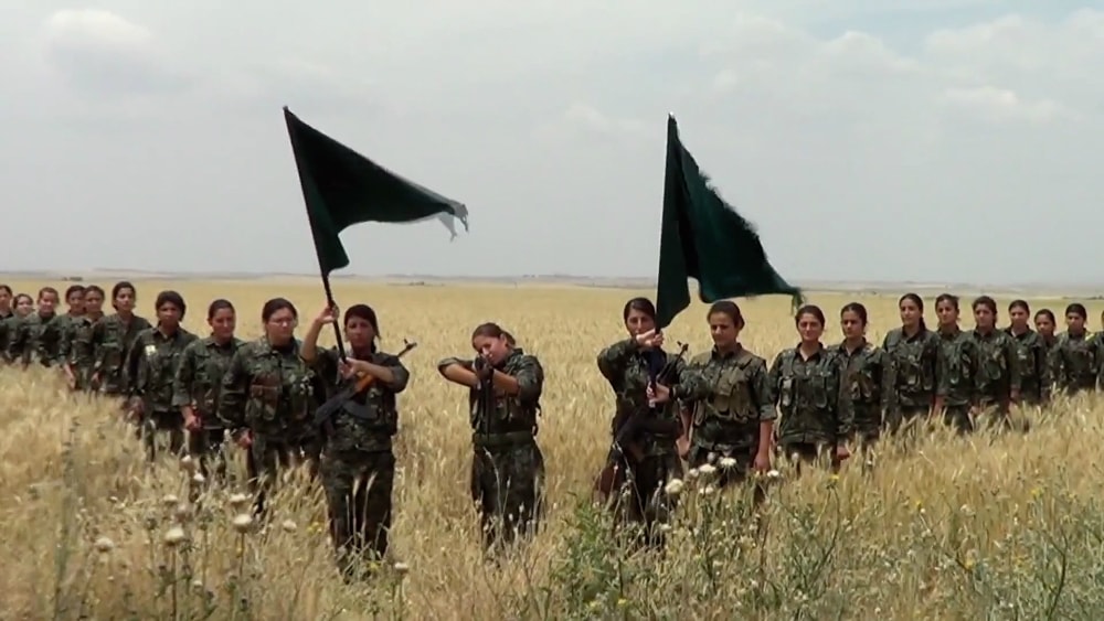 Бойцы Отрядов самообороны женщин (YPJ). Кадр из документального фильма "Бойтесь нас, женщин"