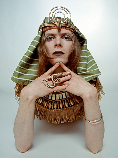 Боуи в образе Сфинкса, 1971 (davidbowie.com)