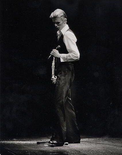 Боуи в образе Изможденного Белого Герцога, 1976 (wikimedia.org)